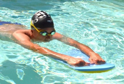 nageur avec planche de natation bleu