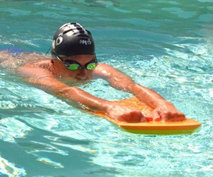 nageur avec planche de natation orange