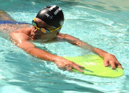 nageur avec planche de natation verte